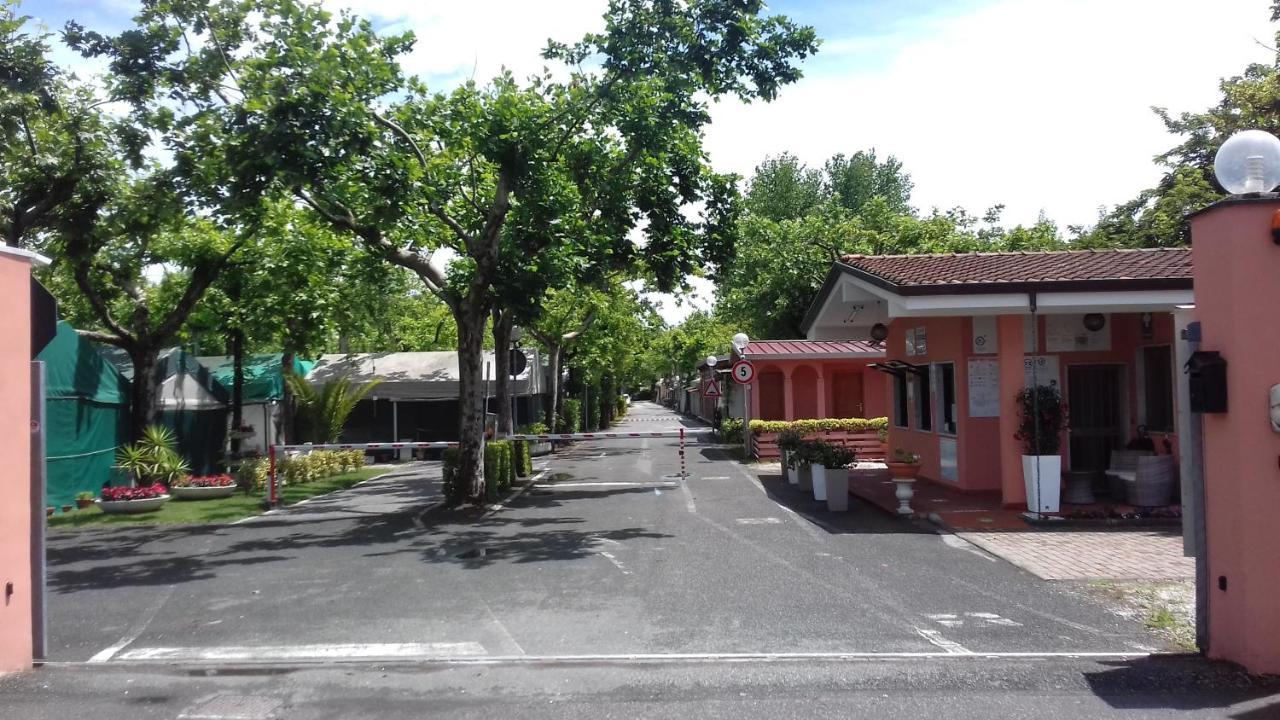 Camping Calatella Parco Di Vacanza Marina di Massa Zewnętrze zdjęcie