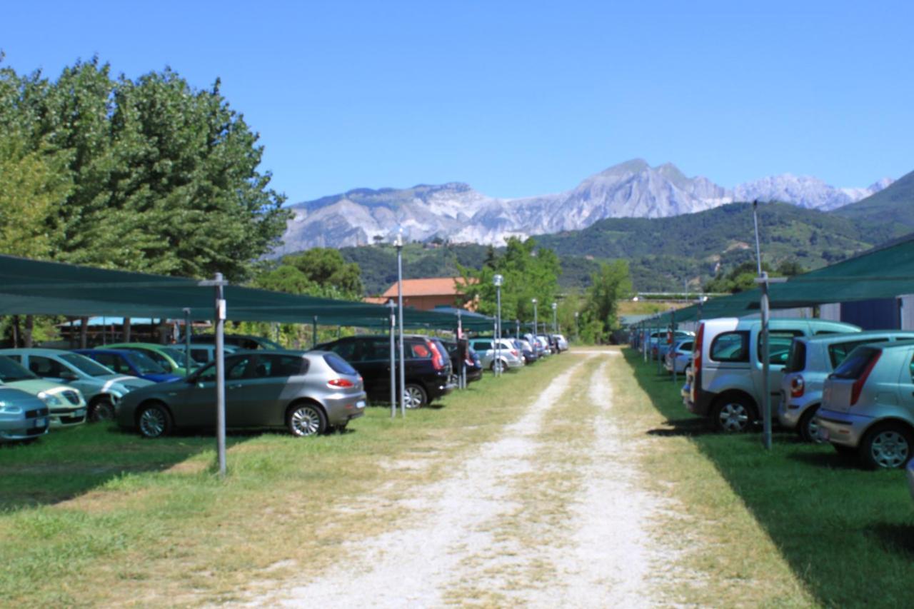 Camping Calatella Parco Di Vacanza Marina di Massa Zewnętrze zdjęcie